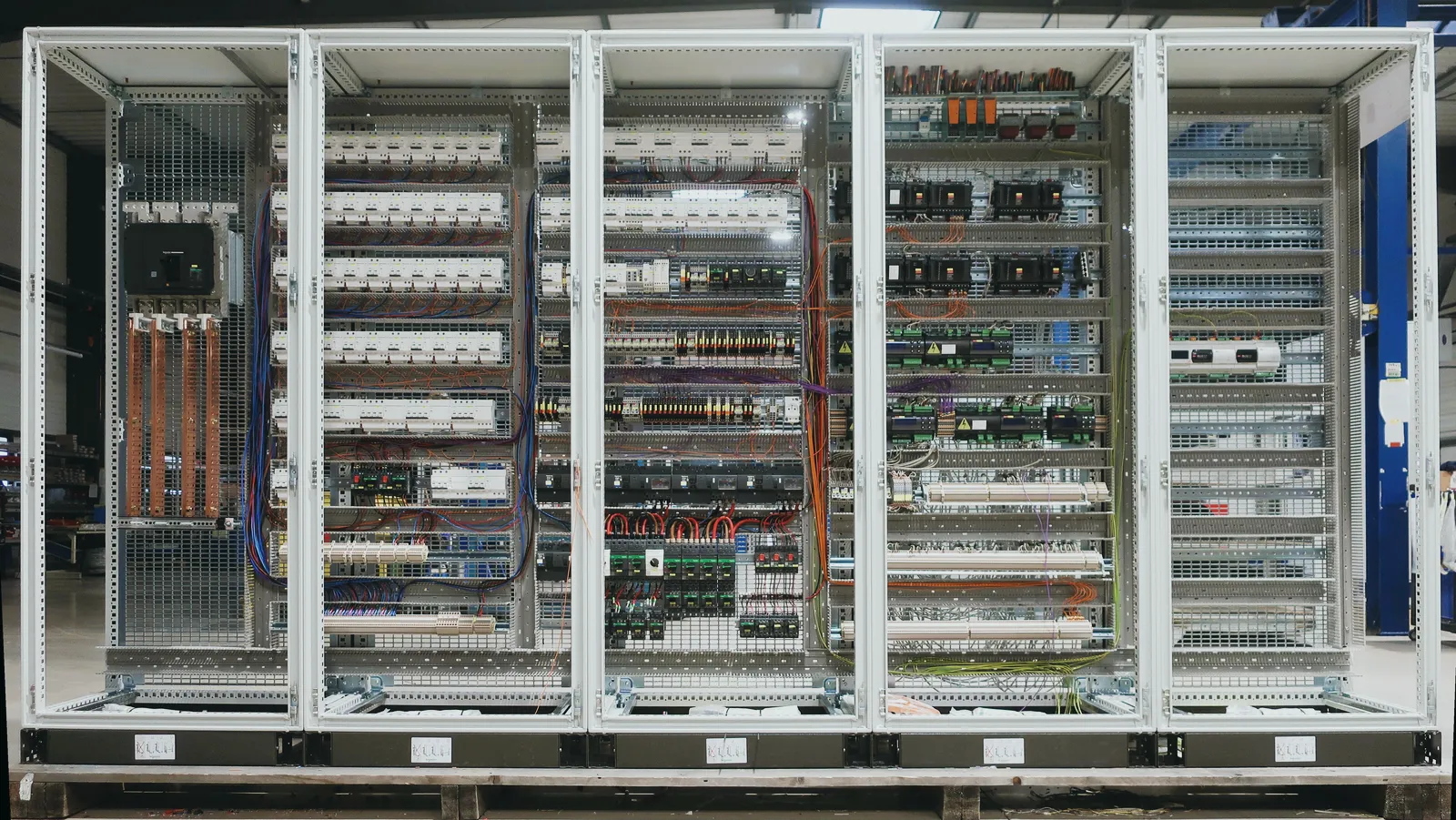 Armoire Jenko ouverte, cinq cellules : platines avec appareillage et câblage